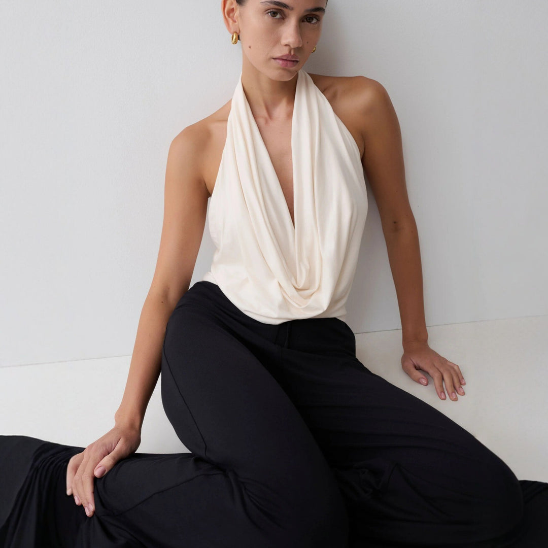 Damen Elegantes Halterneck-Top mit fließendem Stoff und tiefem Ausschnitt EB