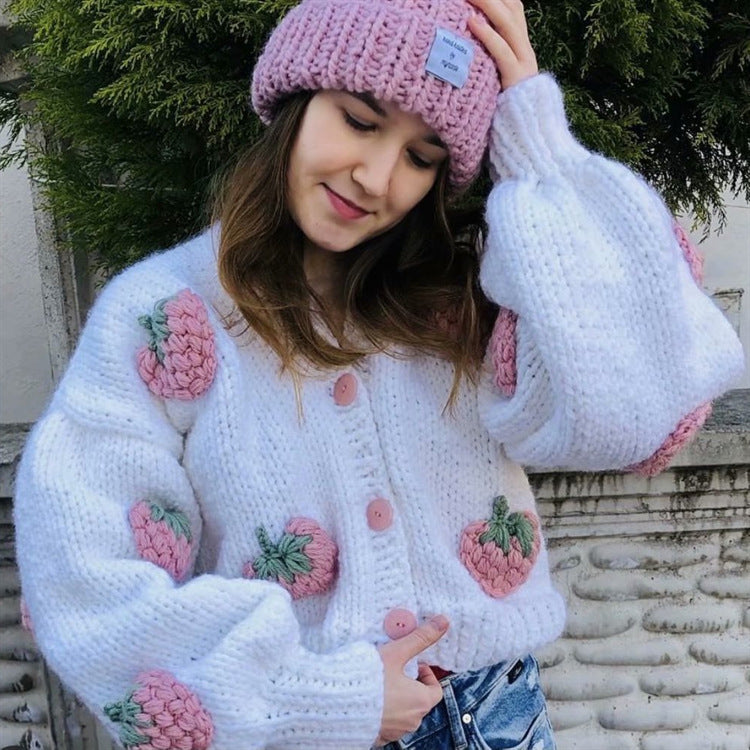 Damen Kuscheliger Strickjacke mit fröhlichem Erdbeermuster und Knopfdetails EB