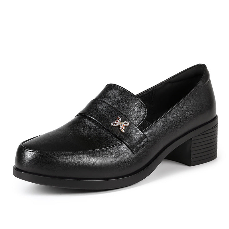 Damen Elegante und komfortable Mokassins mit modischem Schmuckdetail EB