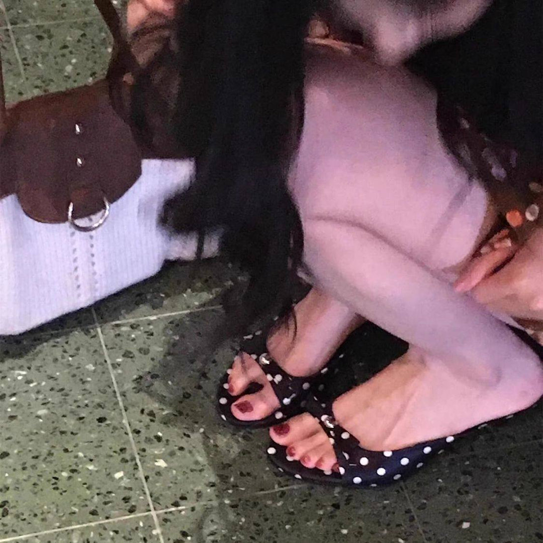 Damen modische Pantolette mit Punkten und dekorativem Riemen EB