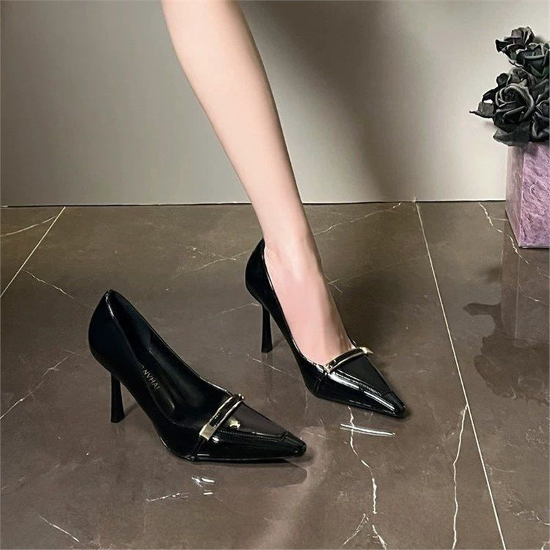 Damen elegante spitze High Heels mit glänzender Oberfläche und goldener Schnalle EB