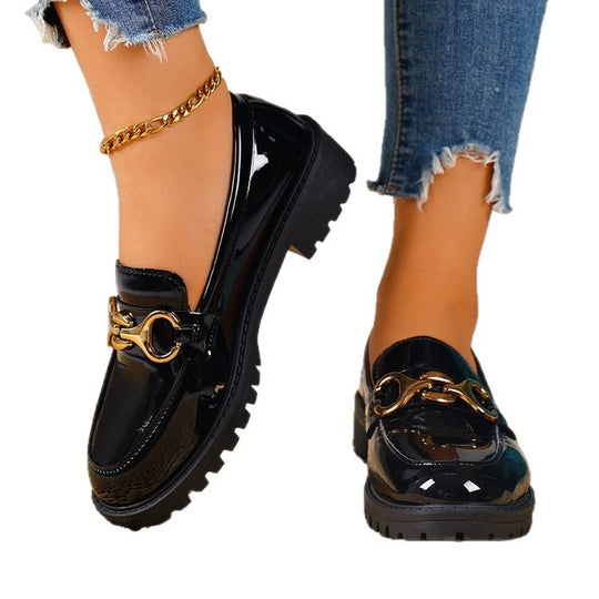 Damen nan lackierte Loafer mit profilierter Traktorsohle und goldener Zierkette EB