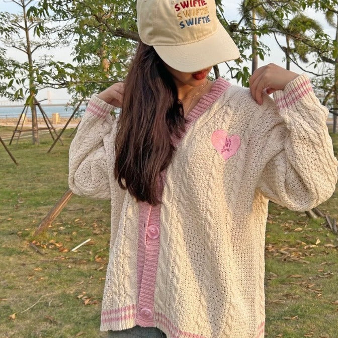 Damen nan gestrickte Cardigan mit Zopfmuster V-Ausschnitt und Herz- und Sternapplikationen EB