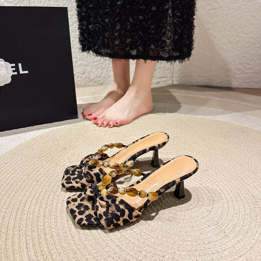 Damen Elegante Slingback Sandaletten mit tierischem Muster und Schmuckdetails EB
