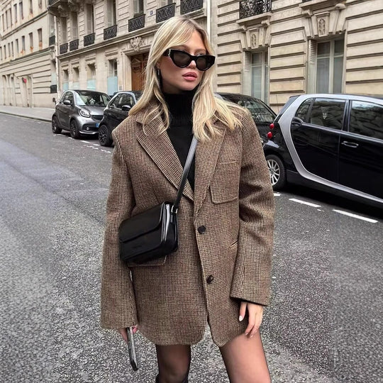 Damen elegante Karoblazer mit modernem Schnitt und praktischen Taschen EB