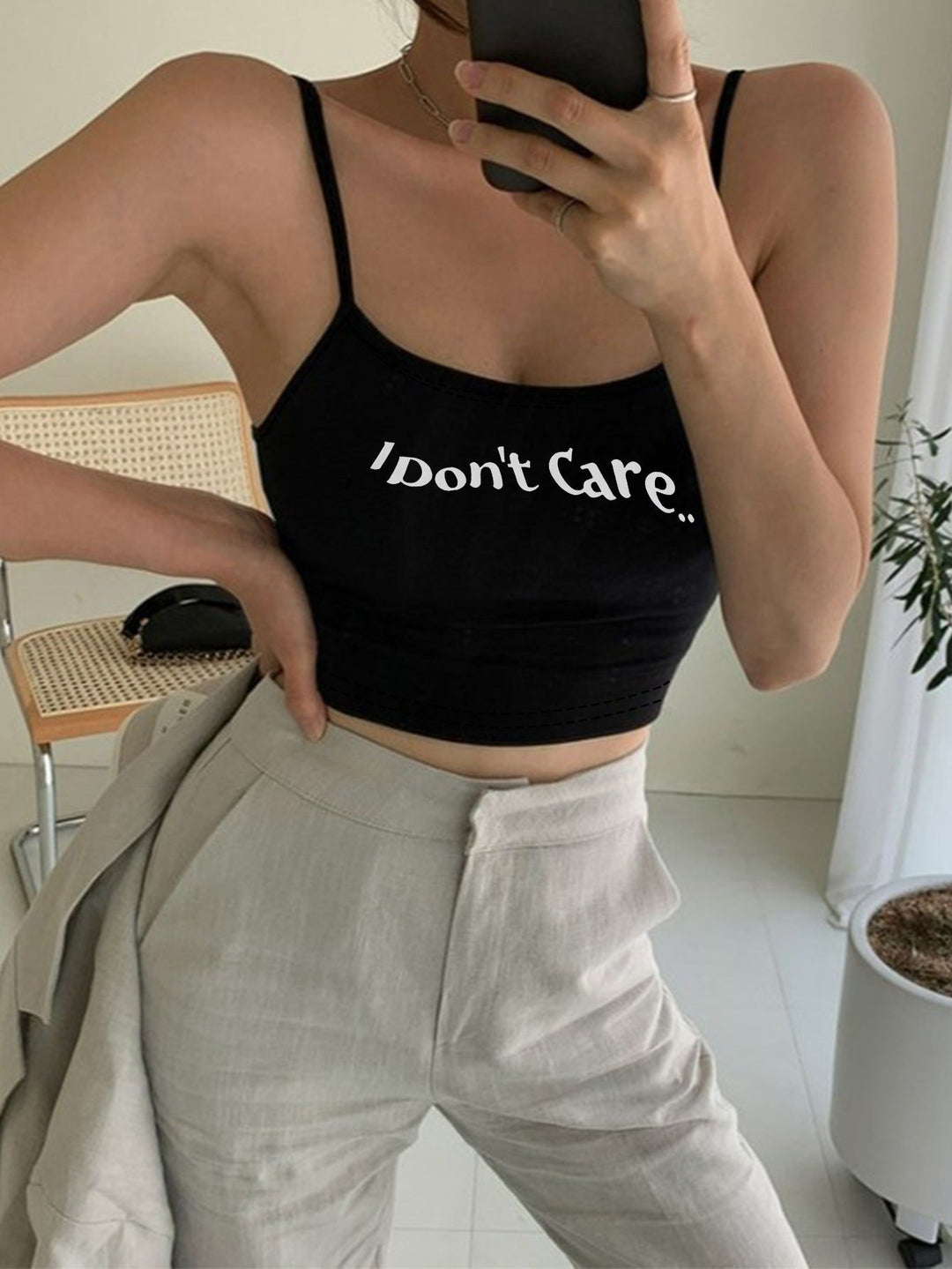 Damen Crop-Top mit kreativem Schriftzug und feinen Trägern EB
