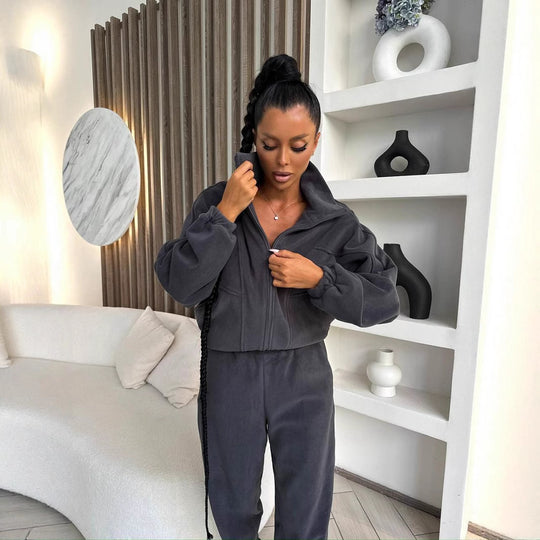 Damen kurzes Reißverschluss-Hoodie mit elastischem Bund und schmal zulaufender High-Waist-Jogginghose aus schwerem French-Terry Eichborn Berlin