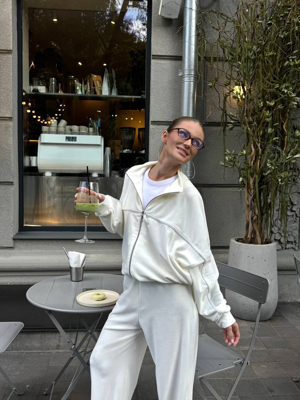 Damen sportive Oversize-Fleecejacke mit diagonaler Reißverschluss-Optik und weit geschnittener High-Waist-Jogginghose Eichborn Berlin