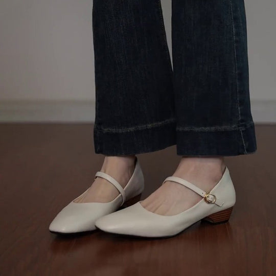 Damen spitz zulaufende Ballerinas mit elegantem Riemen und moderatem Blockabsatz EB