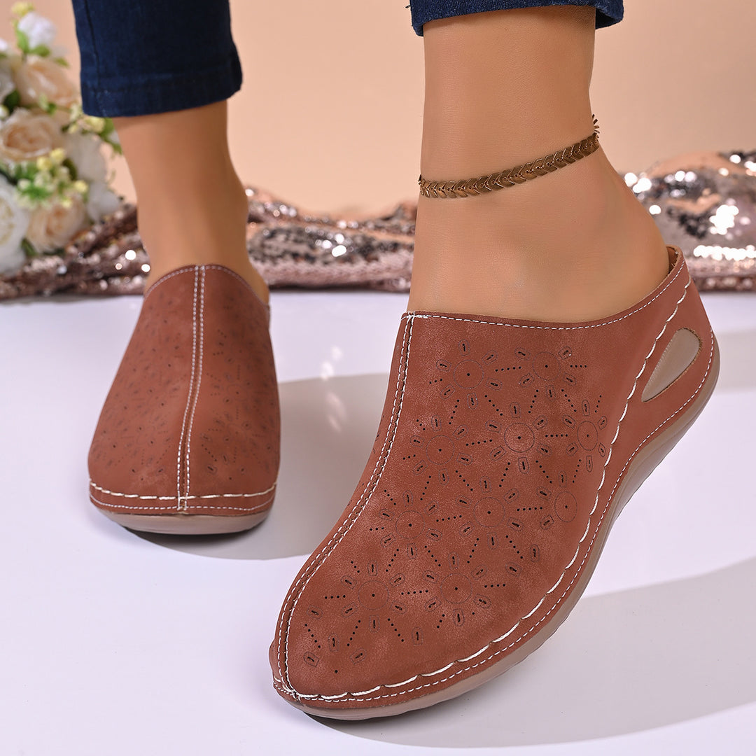 Damen Clogs mit eleganter Lochmuster-Applikation und rutschfester Sohle EB