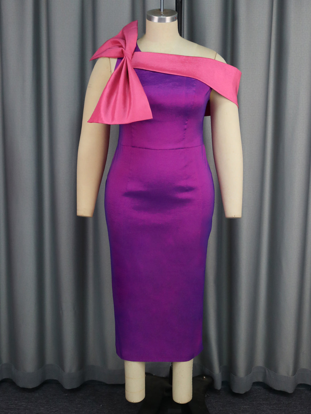 Damen elegantes Kleid mit asymmetrischem Rüschenakzent EB