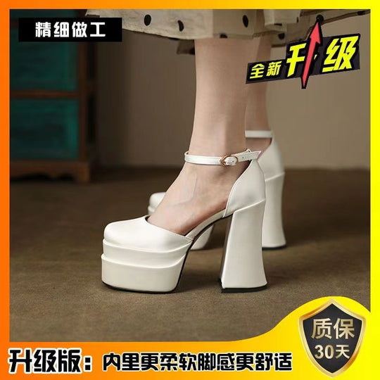 Damen nan Plateau-Sandalette mit skulpturellem Blockabsatz, quadratischer Zehenpartie und kristallbesetztem Knöchelriemen EB