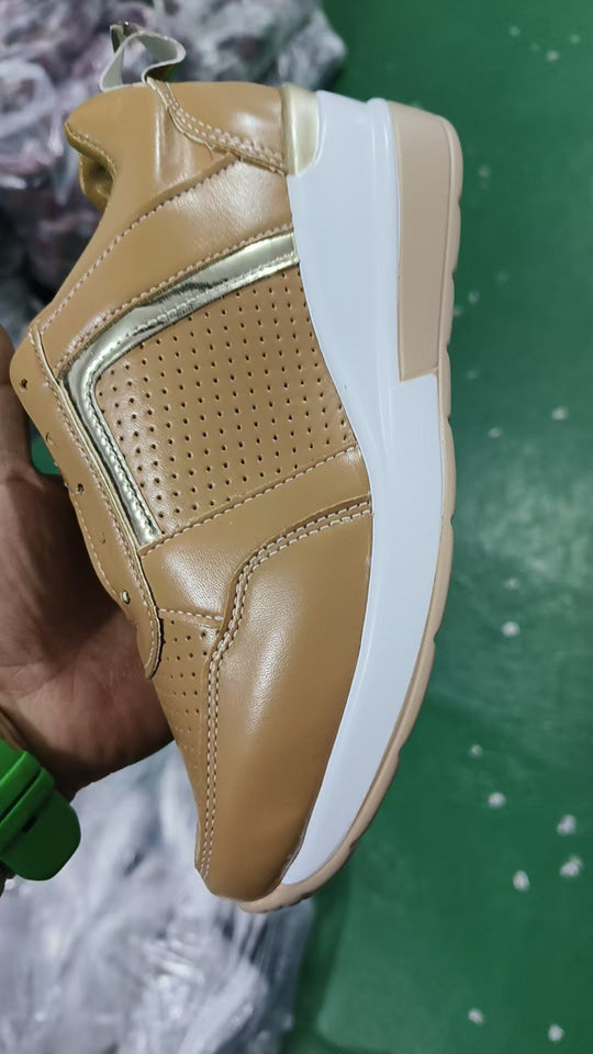 Damen Sportliche Sneakers mit perforierter Oberfläche und modischem Metallic-Detail EB