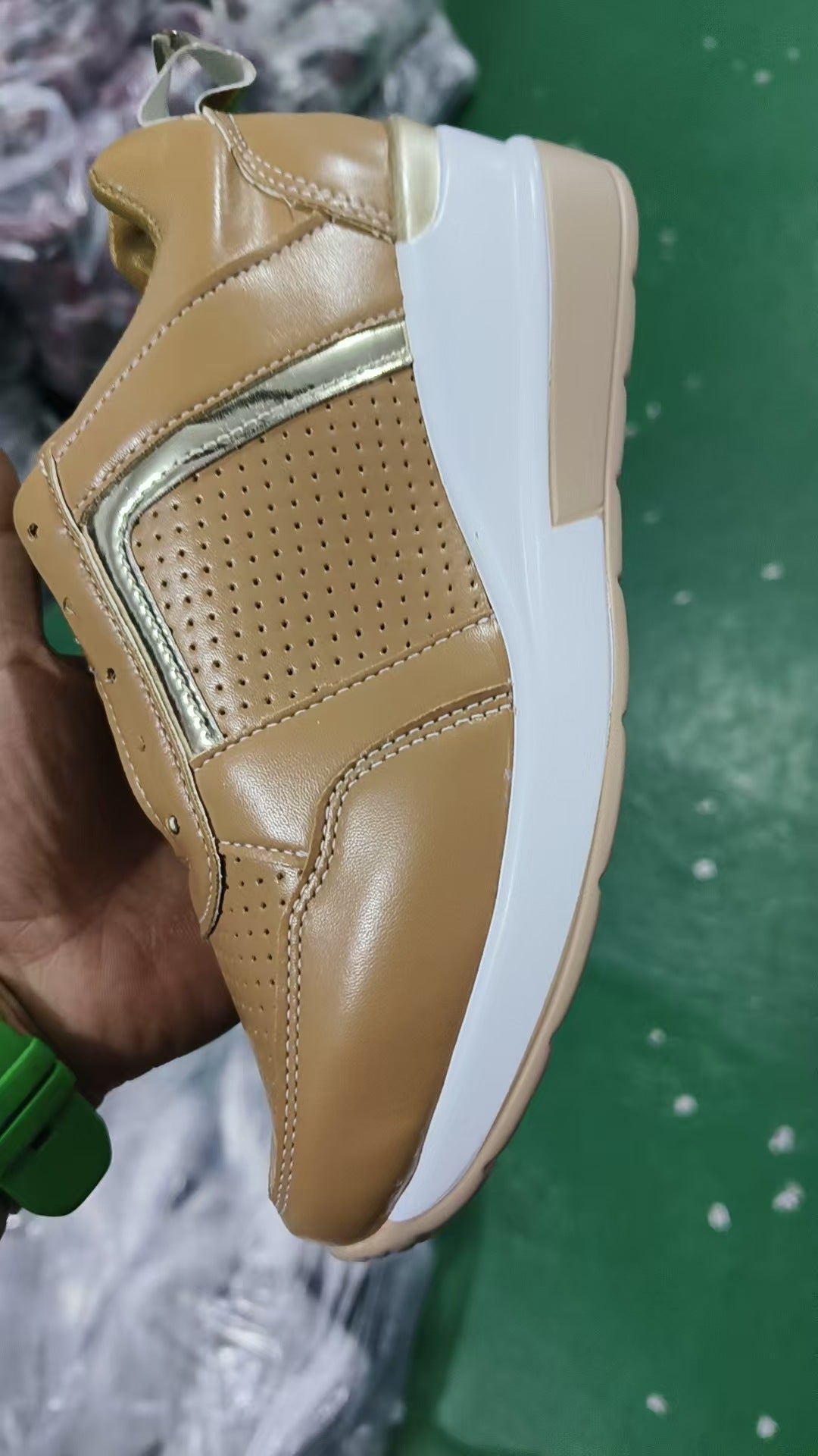 Damen nan sportive Plateau-Sneaker mit perforiertem Microfaser-Obermaterial gepolstertem Komfortfutter und reflektierendem Zierstreifen EB