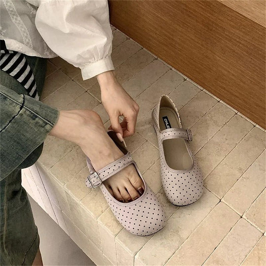Damen Ballerinas mit verstellbarem Riemchen und perforierter Oberfläche EB