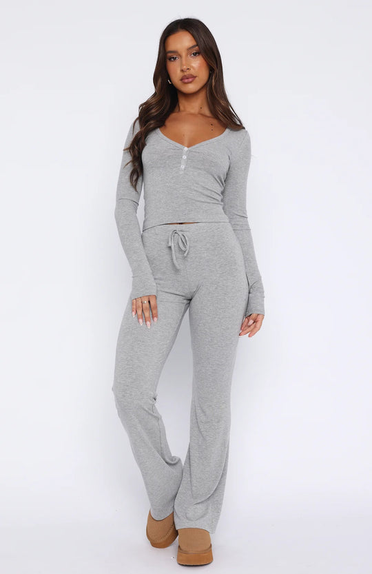 Damen Loungewear-Anzug aus weichem Rippstoff mit Knopfleiste und elastischem Bund EB