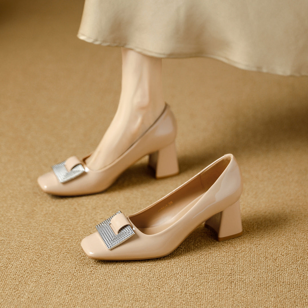 Damen Hochglanz-Pumps mit funkelnder Schmuckapplikation und komfortablem Blockabsatz EB