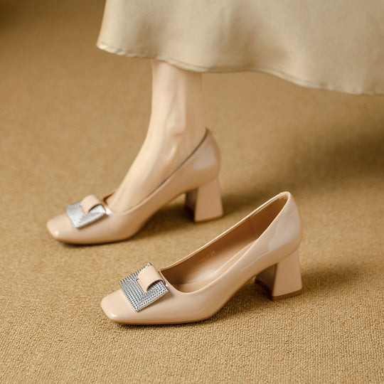 Damen Hochglanz-Pumps mit funkelnder Schmuckapplikation und komfortablem Blockabsatz EB