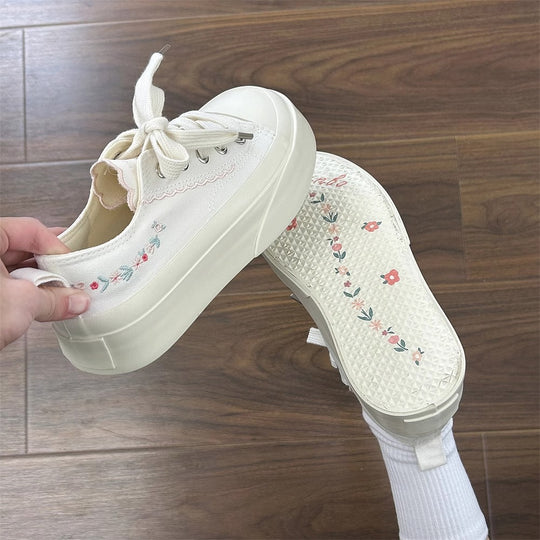 Damen Sneakers mit verspielten Applikationen und elastischer Sohle EB