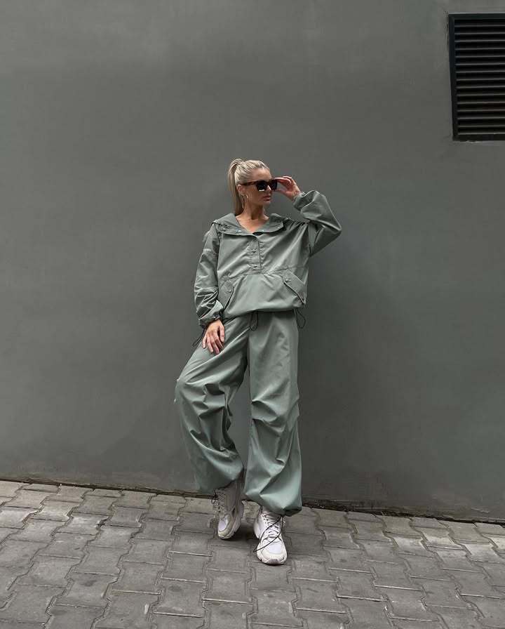 Damen winddichte Technikjacke mit Kapuze und verstellbaren Bündchen EB