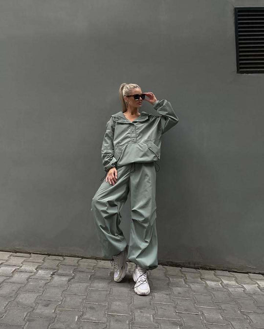 Damen winddichte Technikjacke mit Kapuze und verstellbaren Bündchen EB