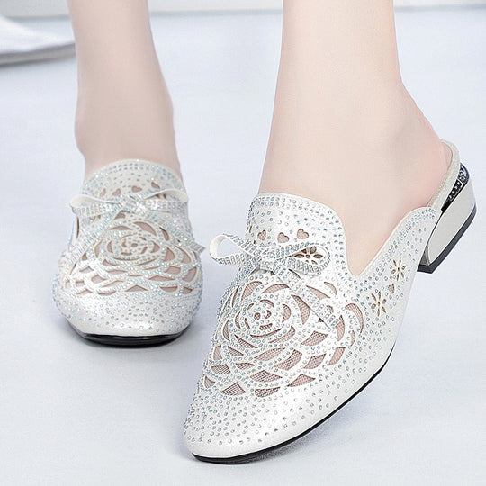 Damen Mules mit funkelndem Strassbesatz und elegantem Spitzenmuster EB