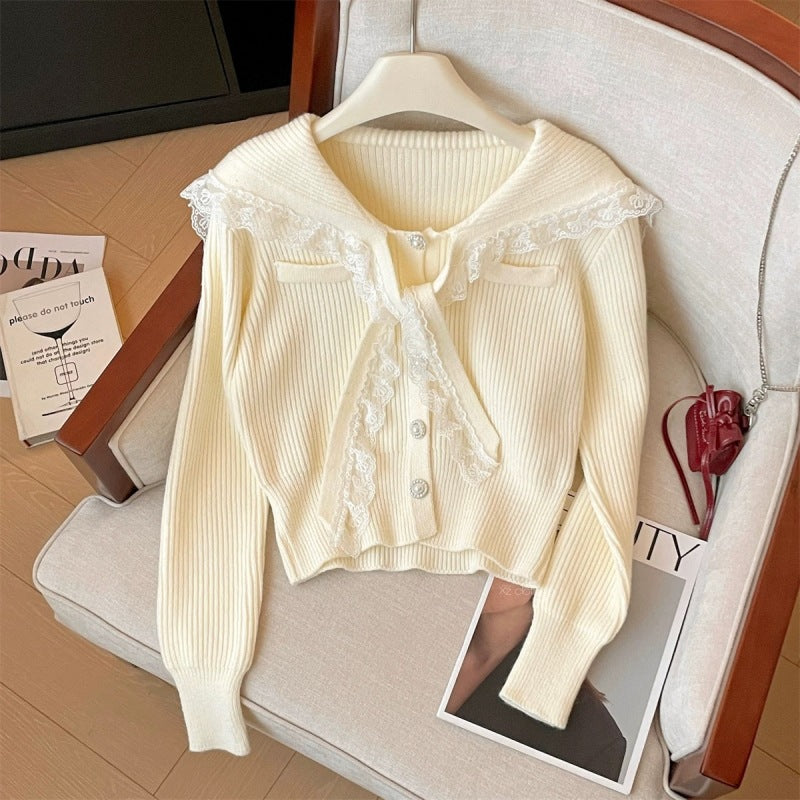 Damen Strickjacke mit Rüschen-Halsband und dekorativen Knöpfen EB