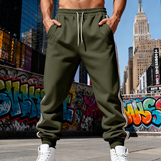 Herren Urbaner Slim-Jogger aus French Terry mit Seitenstreifen und gerippten Bündchen EB