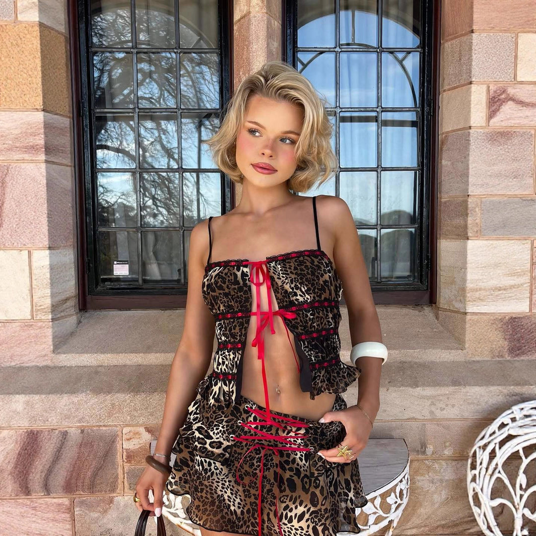Damen Verspieltes Leo-Minikleid mit Rüschen und Schnürdetails EB