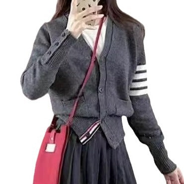 Damen Strickjacke mit hohen Taschen und grafischen Akzenten EB