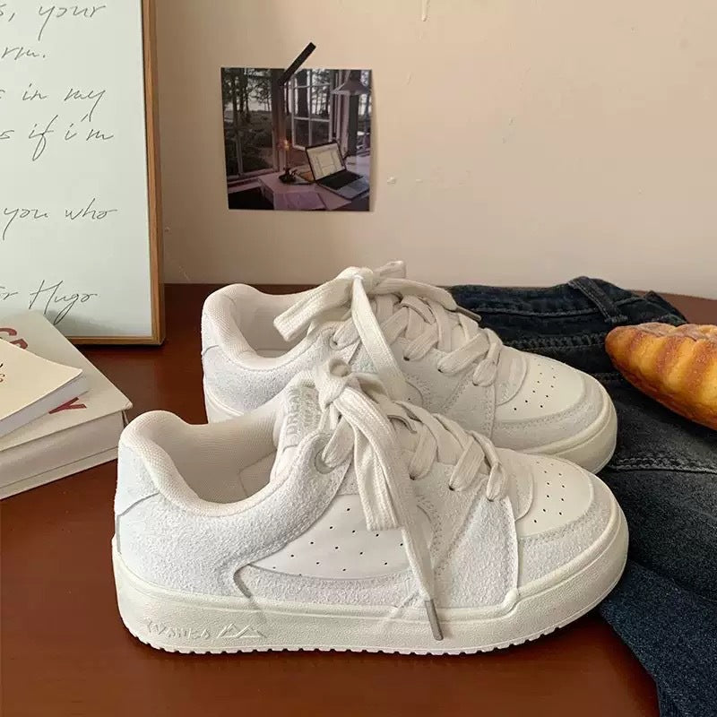 Damen Sneakers im modernen minimalistischen Design mit atmungsaktiven Oberflächen und gepolsterter Innensohle EB
