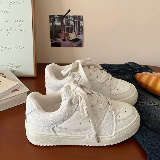 Damen Sneakers im modernen minimalistischen Design mit atmungsaktiven Oberflächen und gepolsterter Innensohle EB