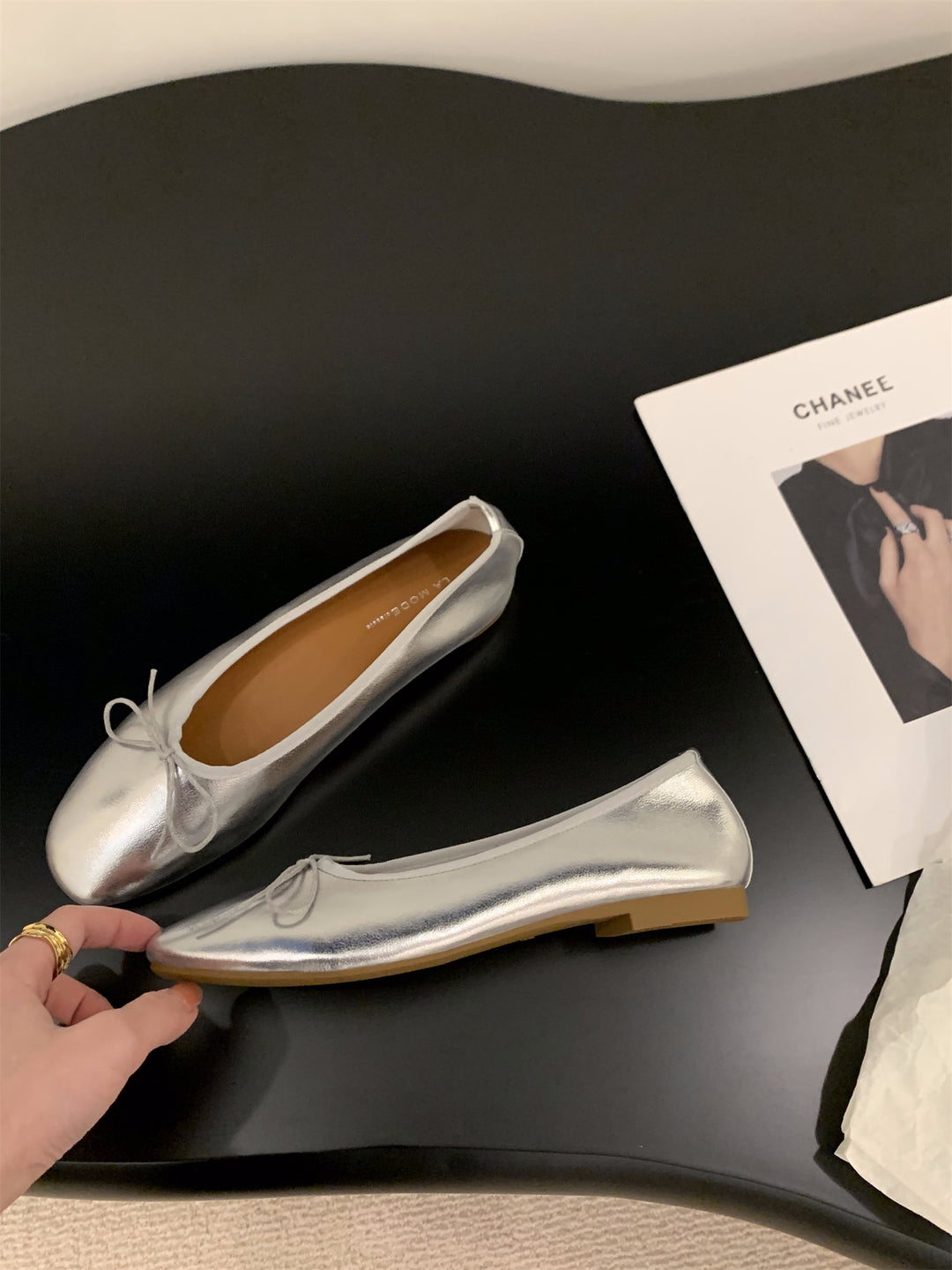 Damen Ballerinas mit funkelnder Metallic-Oberfläche und zartem Schleifendesign EB