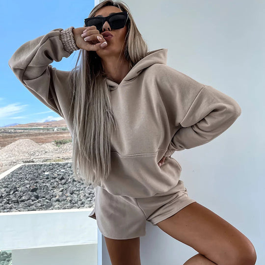 Damen Sportlicher Hoodie mit dazu passender Shorts EB