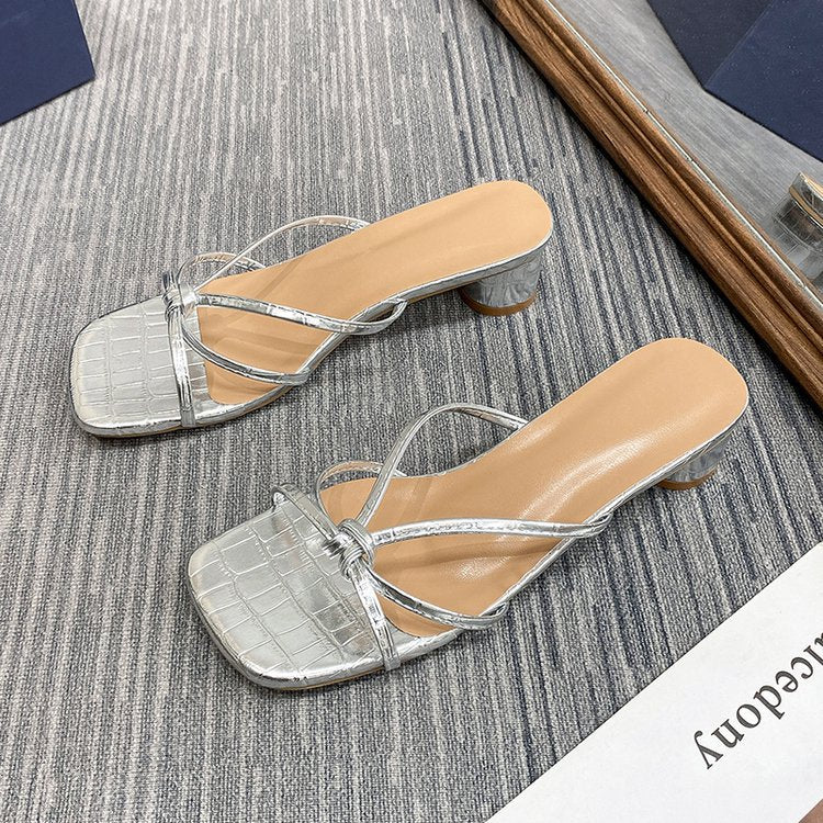 Damen elegante Sandaletten mit metallisch glänzendem Obermaterial und quadratischer Spitze EB