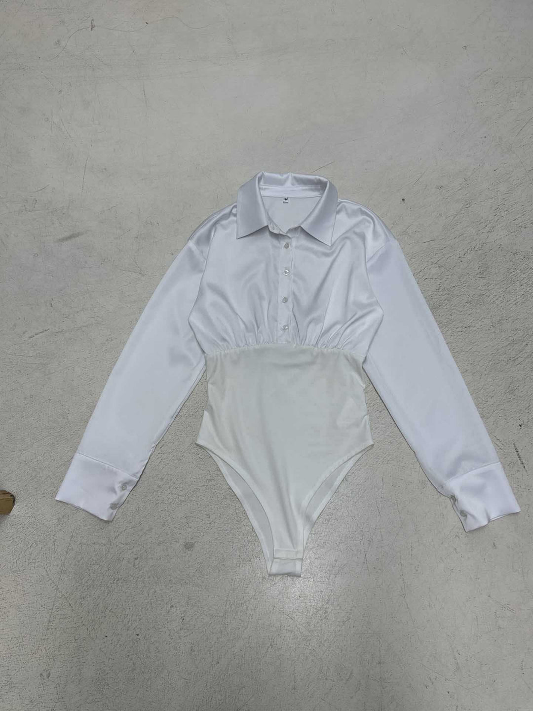 Damen eleganter Bodysuit mit feinem Kragen und Knopfdetails EB