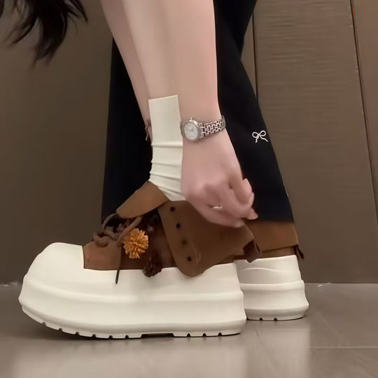 Damen Sportliche Plateau-Sneaker mit verspielten Anhängern EB