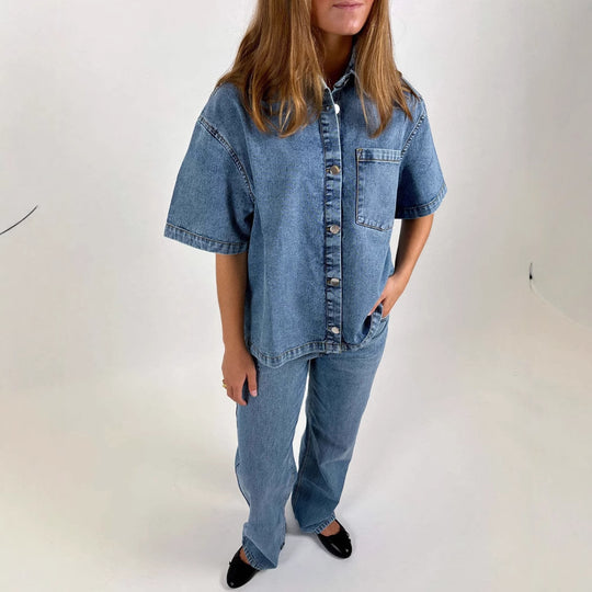 Damen Oversized Denim-Hemd mit kurzen Ärmeln und aufgesetzten Taschen EB