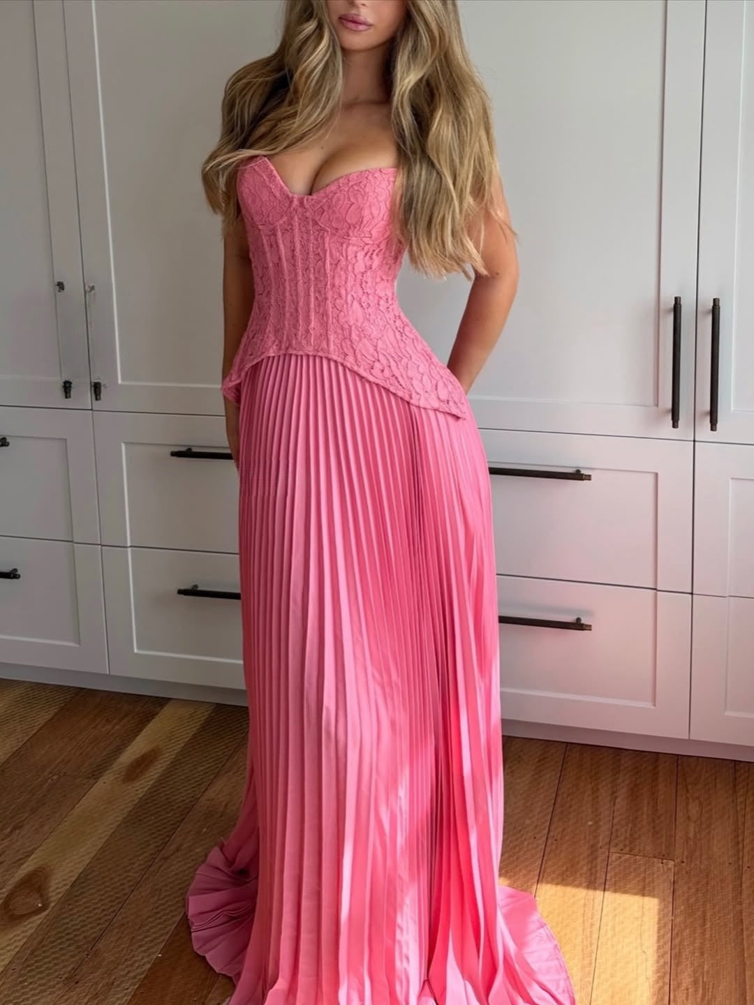 Damen nan Neckholder-Korsettkleid mit Spitzen-Corsage und fließendem Plisseerock EB