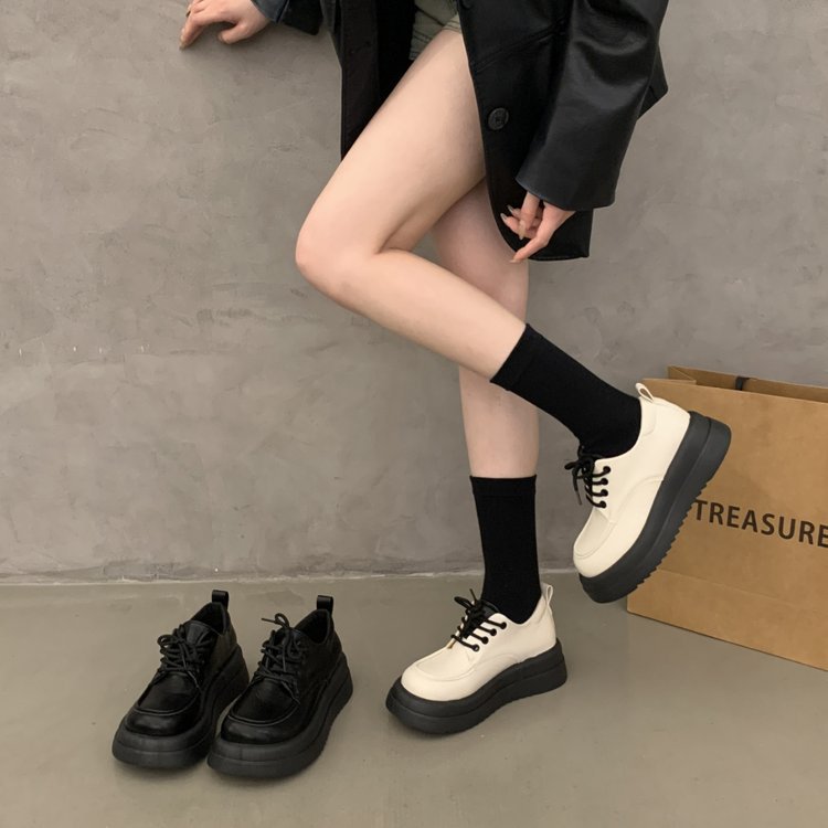 Damen modische Sneaker im urbanen Stil mit robustem Sohlenprofil und eleganten Details EB