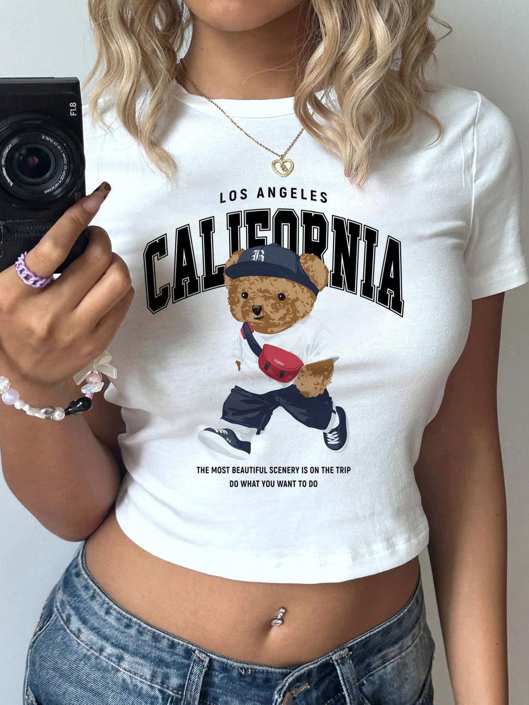 Damen Crop-T-Shirt mit verspieltem Bärenmotiv und modischem Schriftzug EB