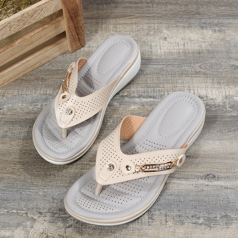 Damen modische Zehentrenner-Sandalen mit gepolstertem Fußbett und dekorativen Nieten EB