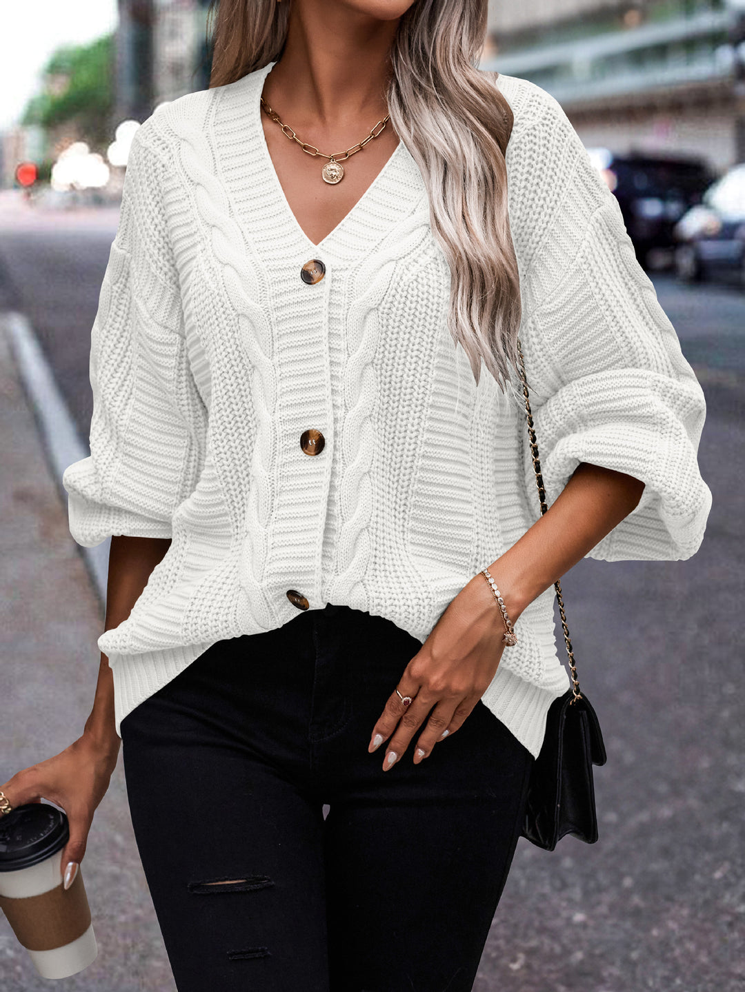 Damen modischer Strickcardigan mit Zopfmuster und Knopfdetail EB
