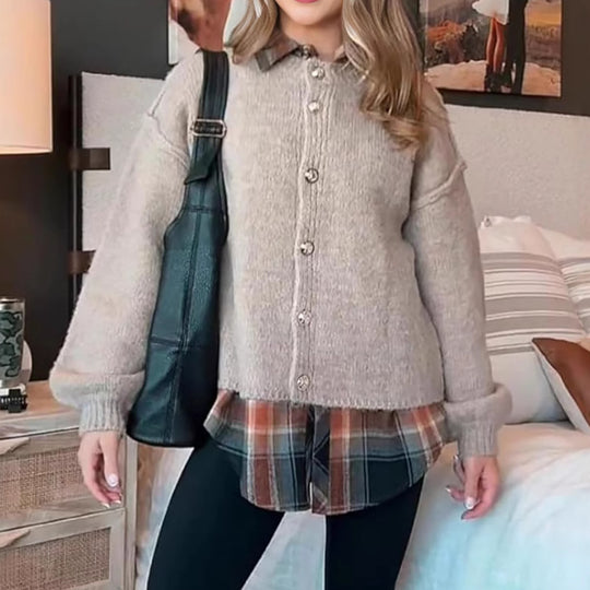 Damen kuscheliger Strickmantel mit voluminösen Ärmeln und goldenen Knopfdetails EB