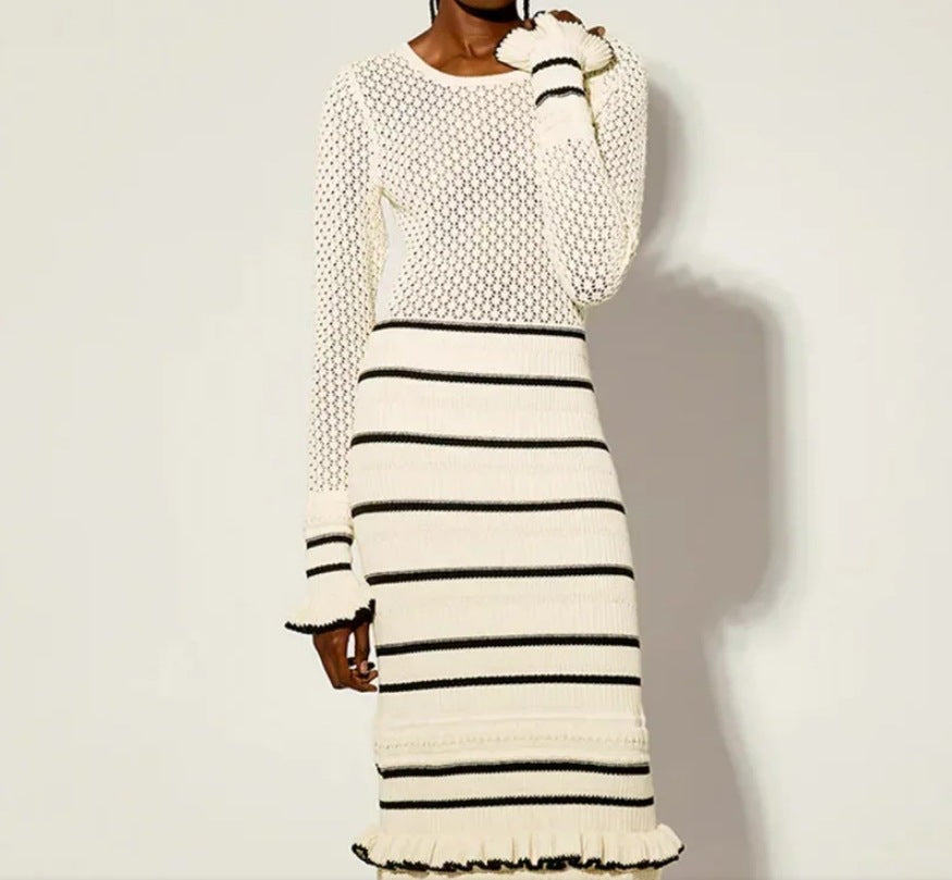 Damen Strickmaxikleid mit raffiniertem Lochmuster und kontrastierendem Streifen EB