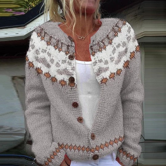 Damen nan gemusterte Strickjacke mit Rundpasse, Holzknöpfen und Eingrifftaschen EB
