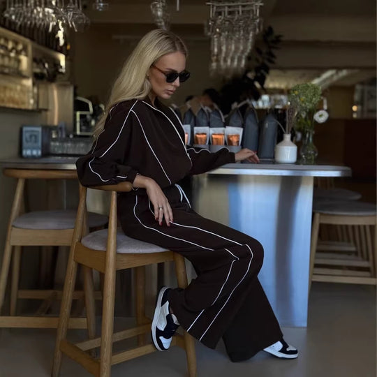 Damen kurzes Samt-Zip-Hoodie mit Tunnelzug und fließender Palazzo-Jogginghose Eichborn Berlin