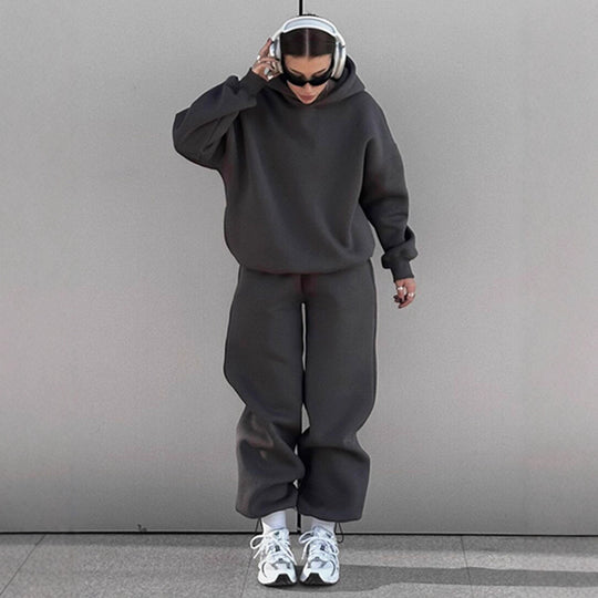 Damen urbanes Oversize-Lounge-Set mit Kapuzenpullover, locker geschnittener High-Waist-Jogginghose und passender Mütze Eichborn Berlin