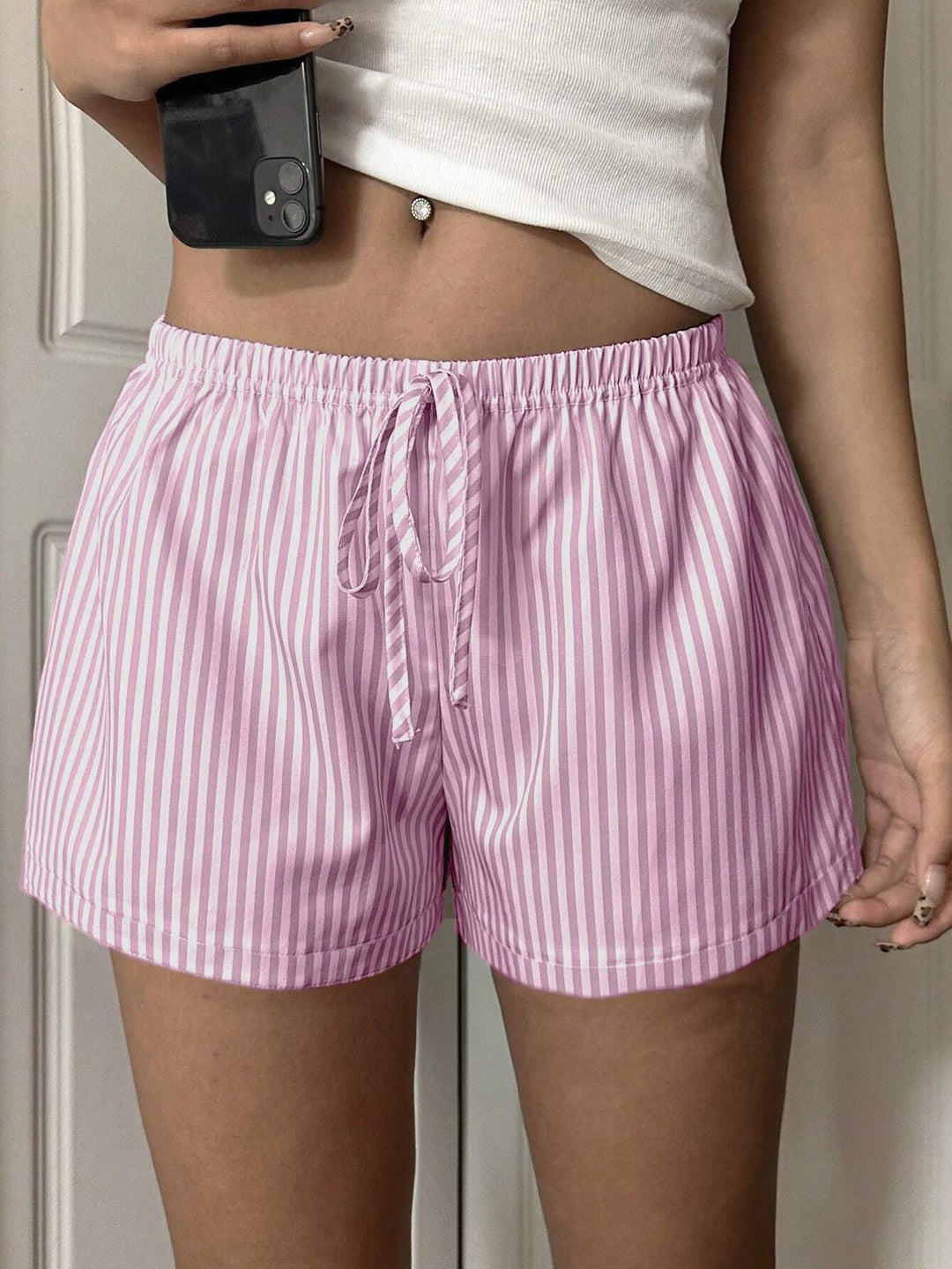 Damen lässige Shorts mit elastischem Bund und feinem Streifenmuster EB