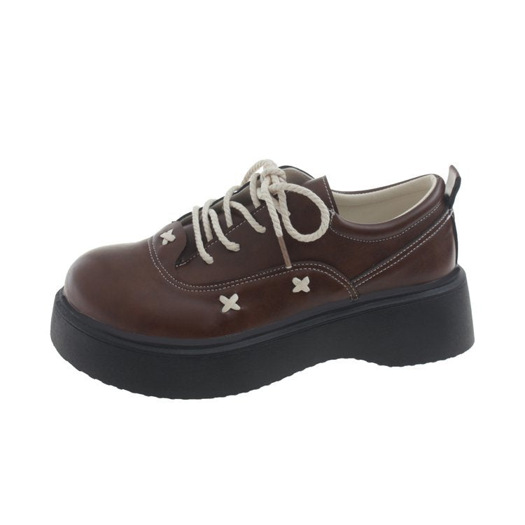 Damen modische Plateau-Sneaker mit glänzender Oberfläche und dekorativen Schnürdetails EB